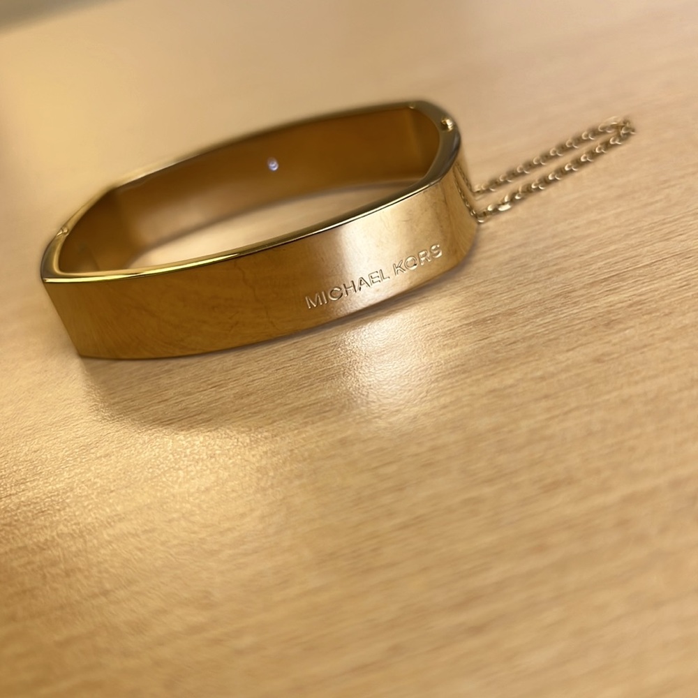 MICHAEL KORS GOLD BANGLE